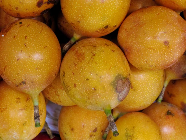 Fruta de la pasión y fondo de mandarina — Foto de Stock