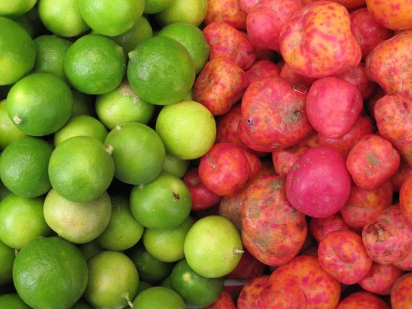 Batatas vermelhas frescas e limões — Fotografia de Stock