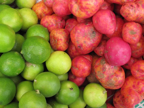 Patatas rojas frescas y limones — Foto de Stock