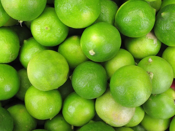 Frische grüne Zitrone — Stockfoto