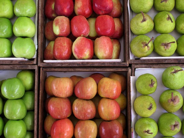 Frische Äpfel und Birnen im Lebensmittelladen — Stockfoto