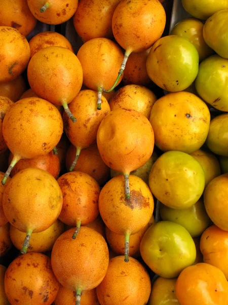 Passion fruit and mandarin background — Stock Photo, Image