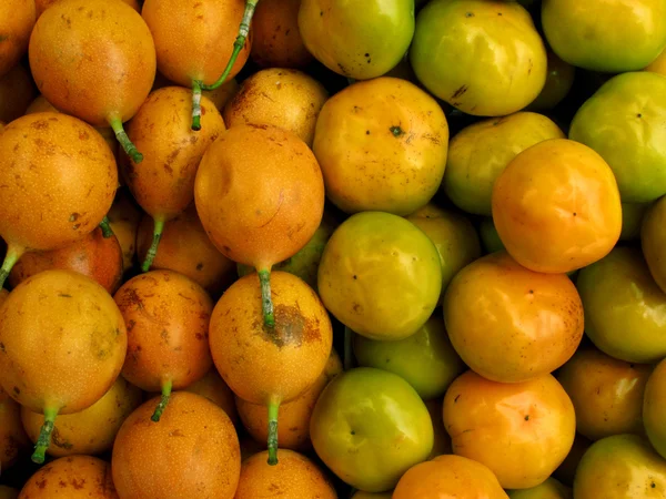 Passion fruit and mandarin background — Stock Photo, Image