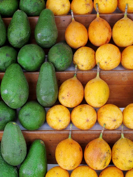 Свіжі фрукти пристрасті та авокадо — стокове фото