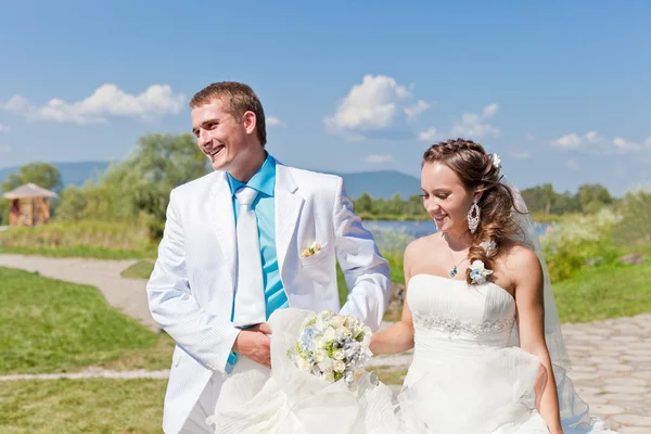 Menyasszony és a vőlegény, séta — Stock Fotó