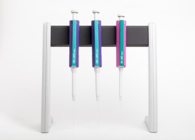 bir stand üç Pipetler