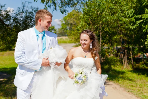 Bruid en bruidegom lopen — Stockfoto