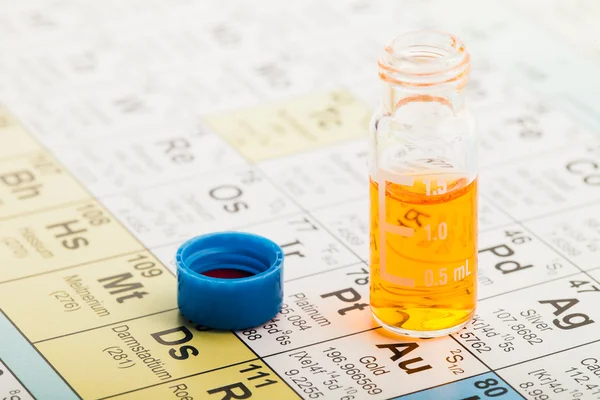 Chemie: Periodická tabulka prvků a lahvičky Stock Snímky