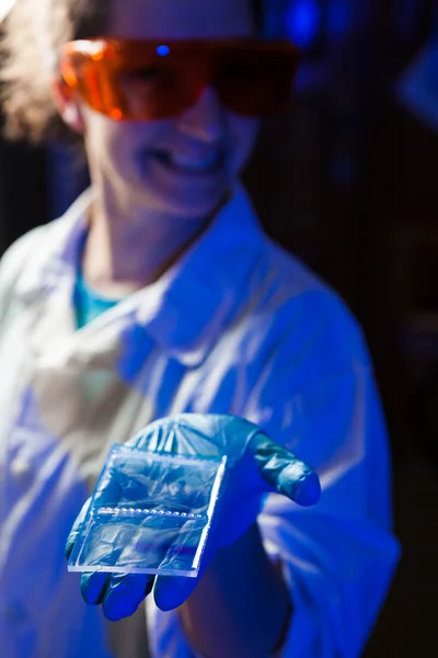 Výzkumník s agarosa gelové desky — Stock fotografie