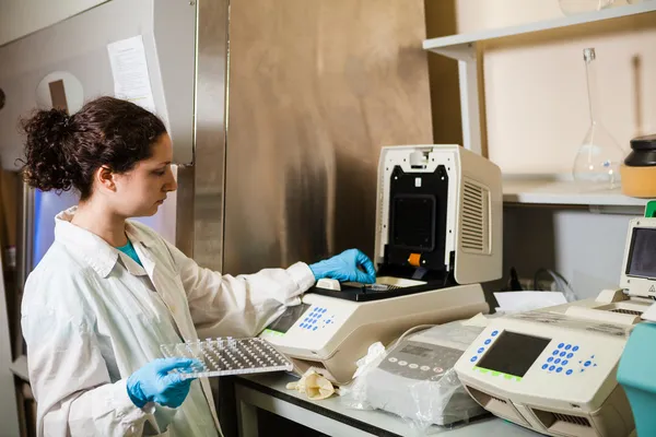 Carregando amostras de DNA para PCR — Fotografia de Stock
