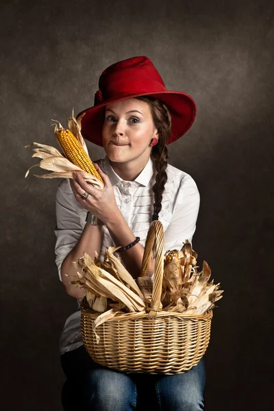 Muito jovem agricultor menina com um espiga de milho — Fotografia de Stock
