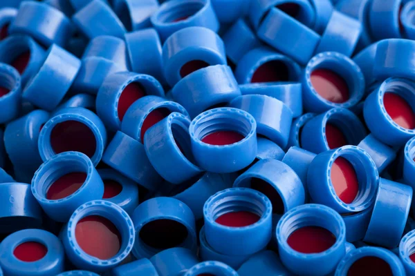 Blaue und rote Kunststoffkappen Hintergrund — Stockfoto