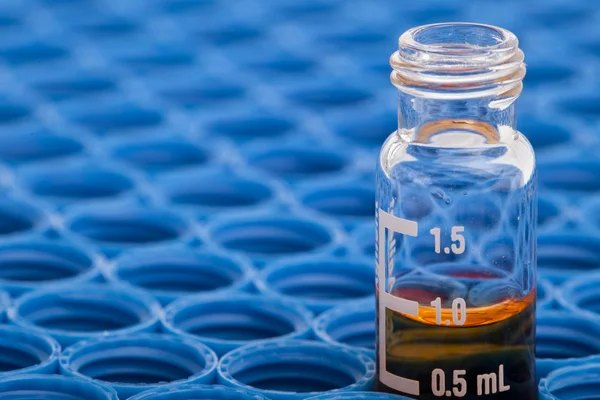 Skleněná chromatografická lahvičky - chemický výzkum — Stock fotografie