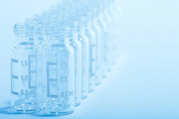 Chemické sklo - lahvičky pro chromatografii vzorků — Stock fotografie