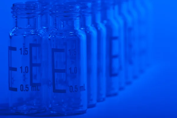 Wyroby ze szkła chemiko - fiolki na próbki cromatography — Zdjęcie stockowe