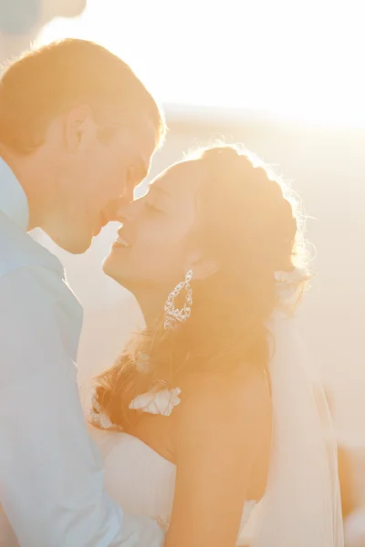 Bröllop - lyckliga brudparet kysser — Stockfoto