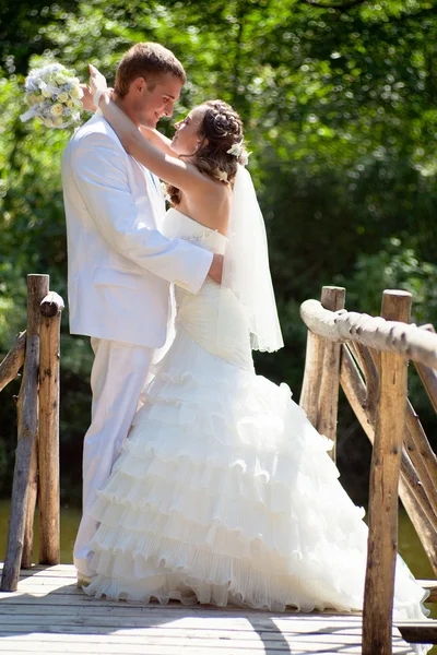 Casamento - noiva feliz e noivo beijando — Fotografia de Stock