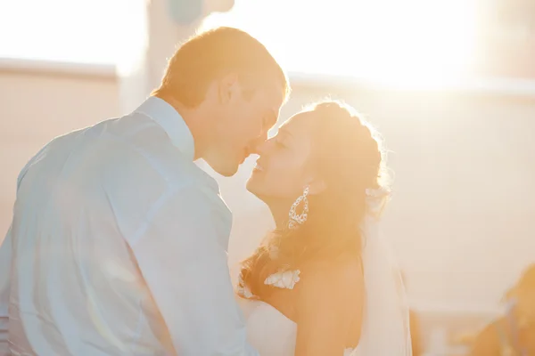Wedding - happy bride and groom kissing — Stock Photo, Image