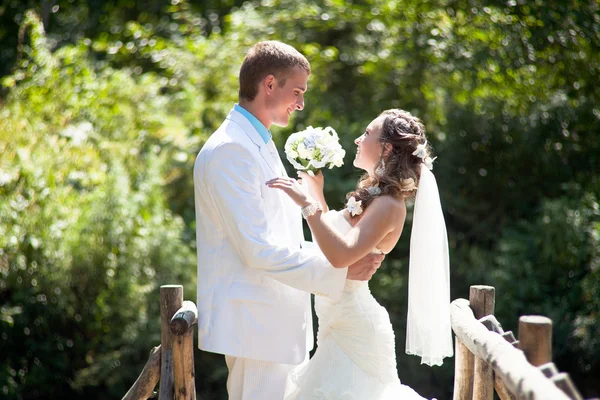 Bruiloft - gelukkige bruid en bruidegom — Stockfoto