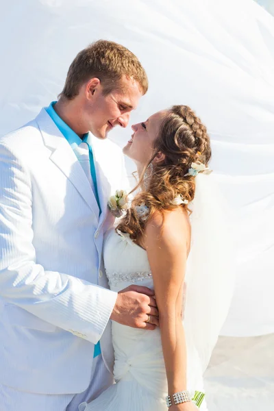 Bruiloft - gelukkige bruid en bruidegom kussen — Stockfoto
