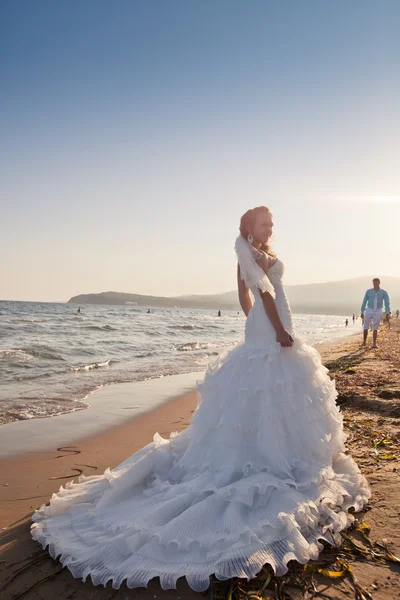 신부와 신랑의 해변에서 — 스톡 사진
