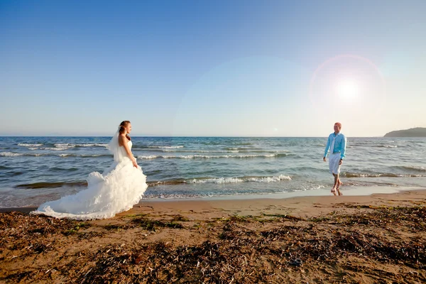Bride and groom at the beach — Stock Photo, Image
