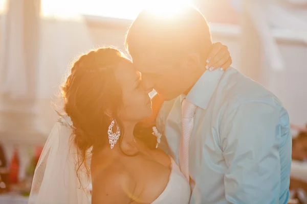 Bruiloft - gelukkige bruid en bruidegom kussen — Stockfoto