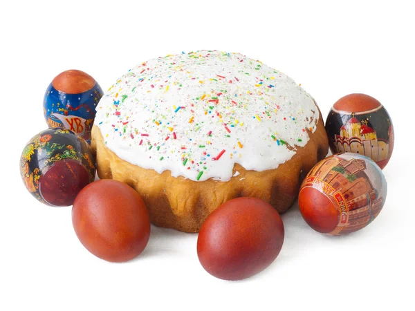 Яйца вокруг пасхального торта — стоковое фото