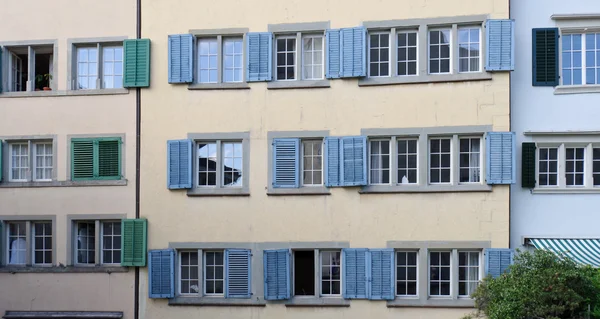 Gekleurde venster luiken — Stockfoto
