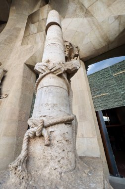 İsa bir sütuna bağlı. Sagrada familia heykel