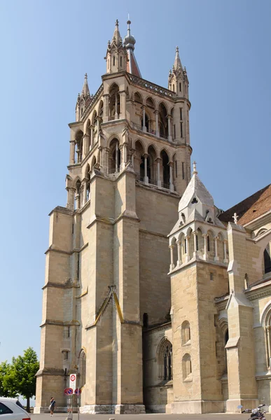 Kathedralenturm von Lausanne hautnah. — Stockfoto