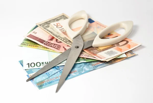 Cut the banknotes — Stock Photo, Image