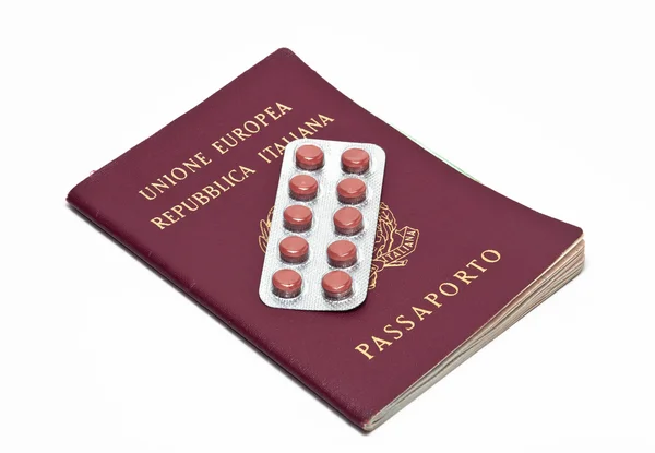 Passport and pills — Stock Photo, Image