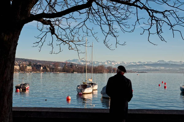 Alter Mann starrt auf den See — Stockfoto