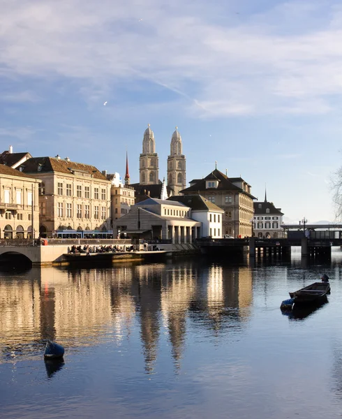 Zúrich ciudad vieja que refleja en el río — Foto de Stock
