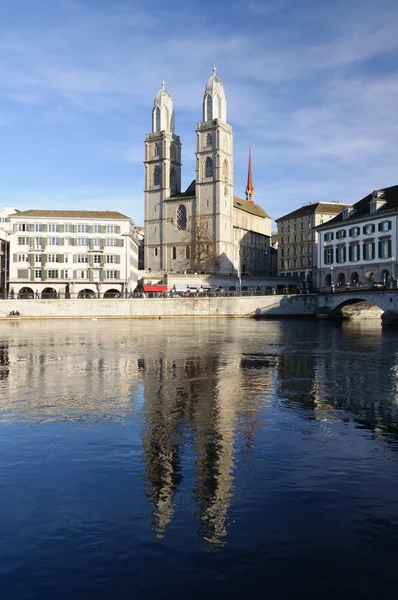 Katedra w Zurychu odzwierciedla w rzece — Zdjęcie stockowe