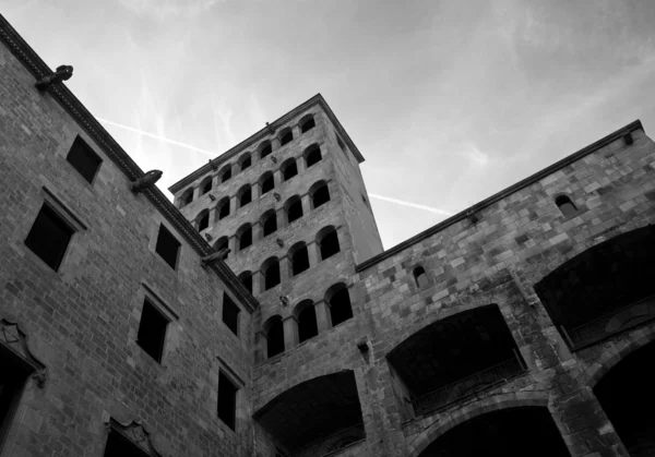 Ancien bâtiment dans le centre de Barcelone — Photo