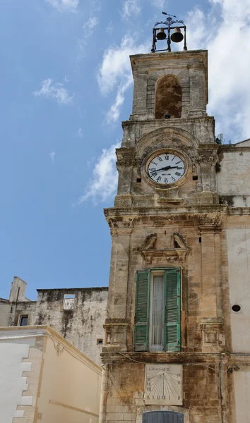 Věž s hodinami v Itálii. — Stock fotografie
