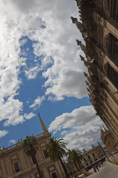 Καθεδρικό ναό πλατεία στη Σεβίλλη, Ισπανία — Φωτογραφία Αρχείου