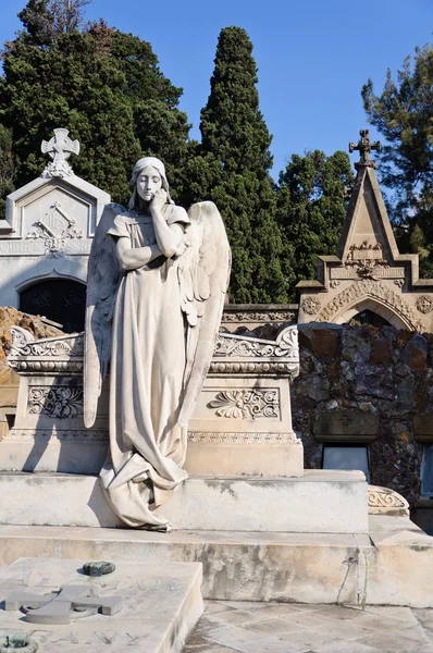 Tomb with an angel statue — Stock Photo, Image