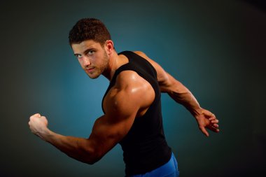 atletik genç adam