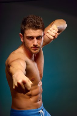 atletik genç adam