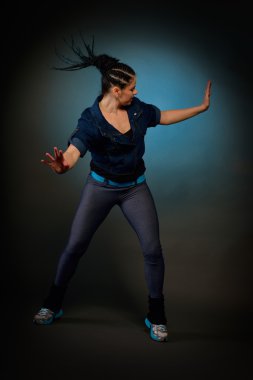 Dans eden genç kadın