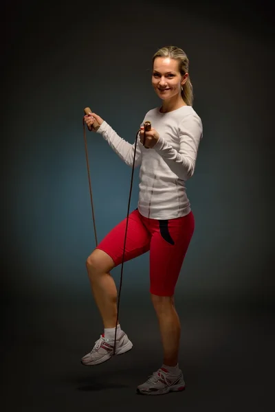 Atlama ipi ile atletik genç kadın — Stok fotoğraf