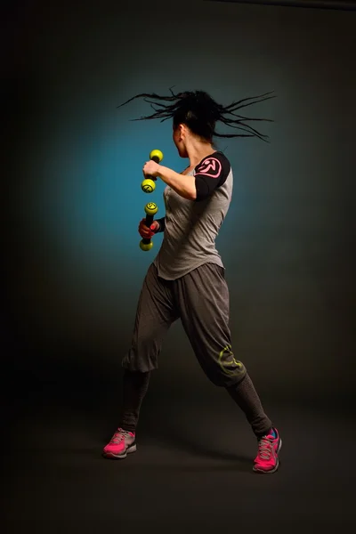 Ung kvinna göra fitnessövningar - zumba — Stockfoto