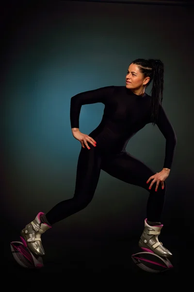 Jovem mulher exercitando — Fotografia de Stock