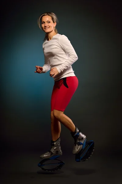 Jovem mulher exercitando — Fotografia de Stock