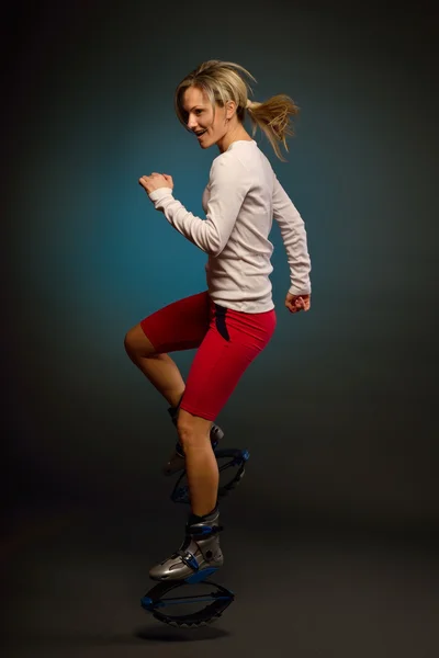 Egzersiz yapan genç kadın — Stok fotoğraf