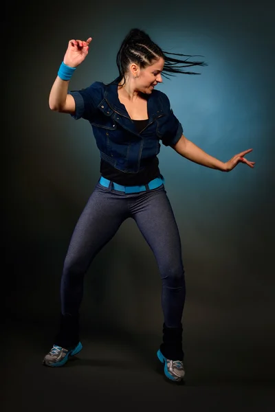 Молодая женщина танцует — стоковое фото