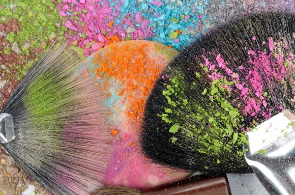 Cepillo de maquillaje profesional en sombra de ojos triturada colorida — Foto de Stock